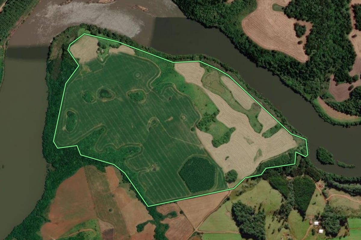 Imagem de satélite do imóvel rural em São José do Cerrito (SC), com o contorno declarado no CAR desenhado por cima.