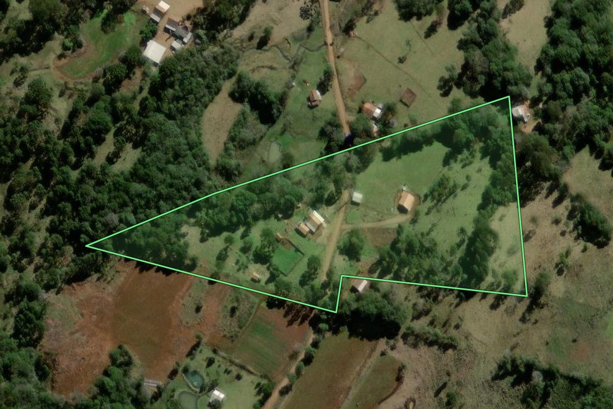 Imagem de satélite do imóvel rural em São José do Cerrito (SC), com o contorno declarado no CAR desenhado por cima.