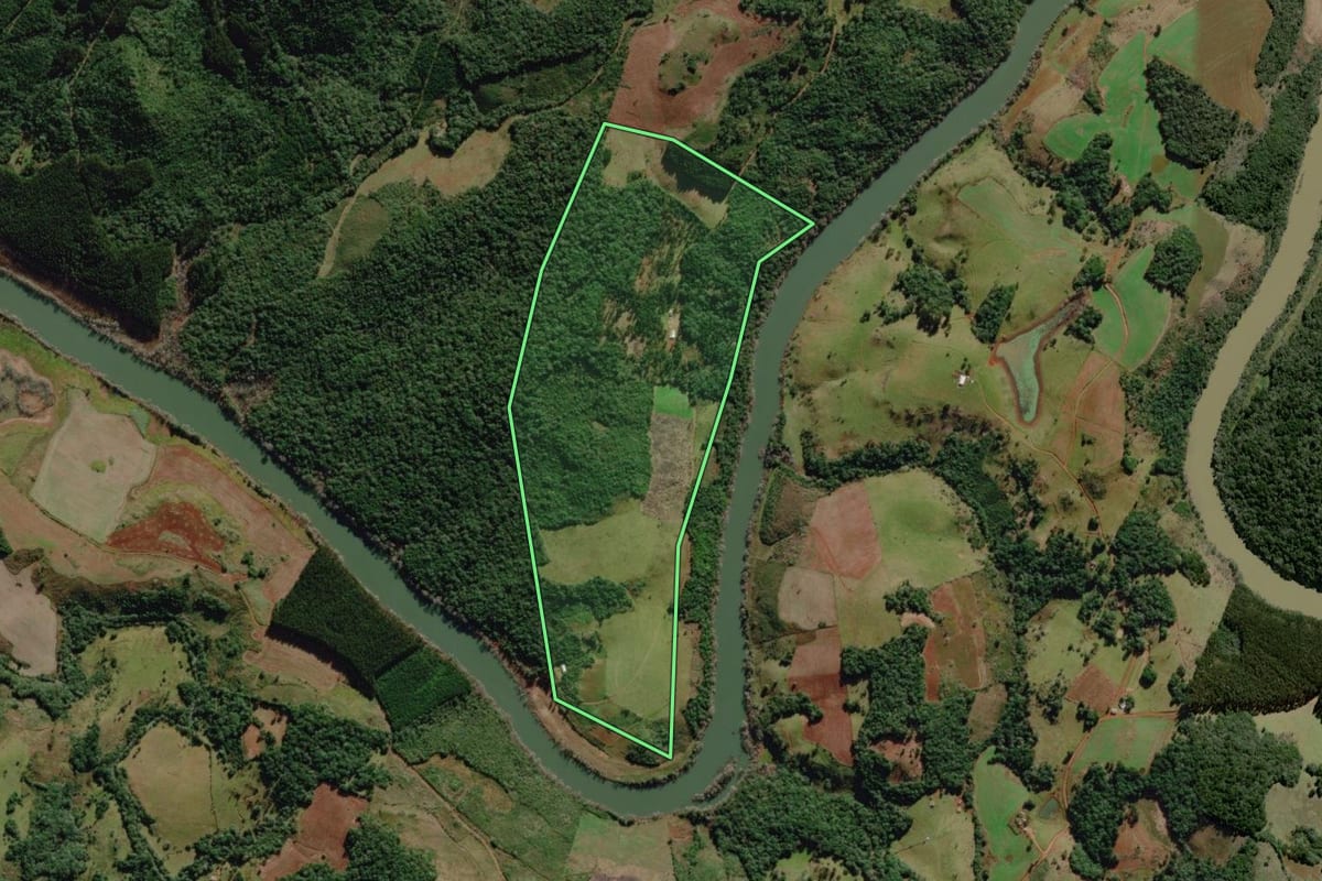 Imagem de satélite do imóvel rural em São José do Cerrito (SC), com o contorno declarado no CAR desenhado por cima.