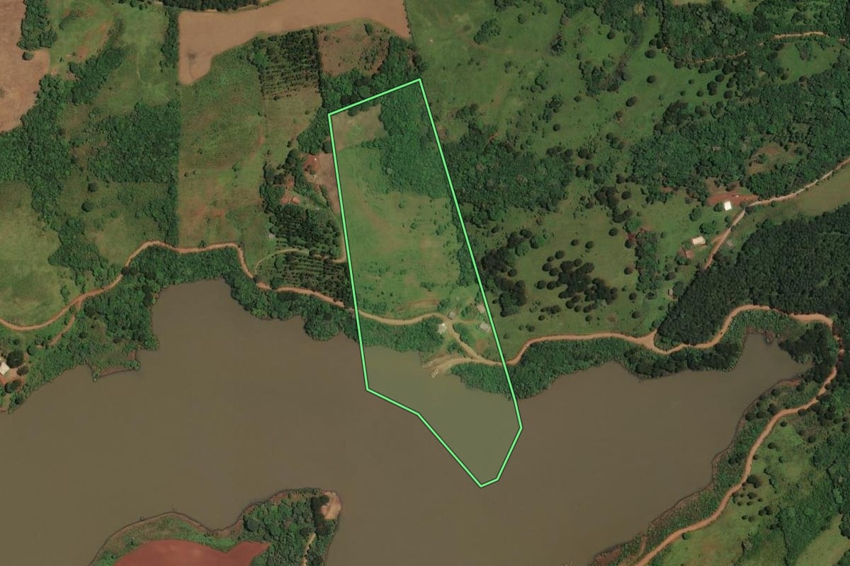 Imagem de satélite do imóvel rural em São José do Cerrito (SC), com o contorno declarado no CAR desenhado por cima.