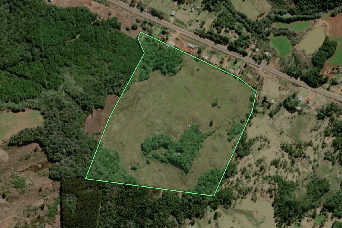 Imagem de satélite do imóvel rural em São José do Cerrito (SC), com o contorno declarado no CAR desenhado por cima.