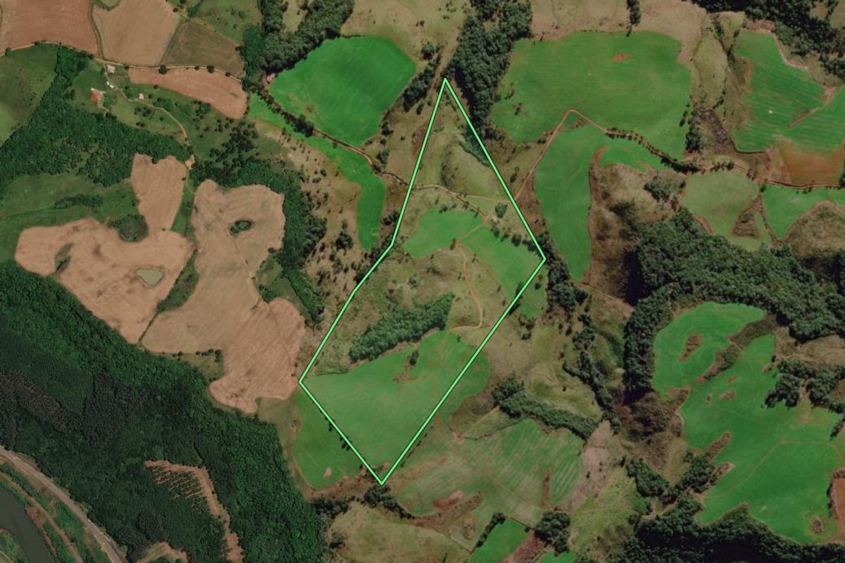 Imagem de satélite do imóvel rural em São José do Cerrito (SC), com o contorno declarado no CAR desenhado por cima.