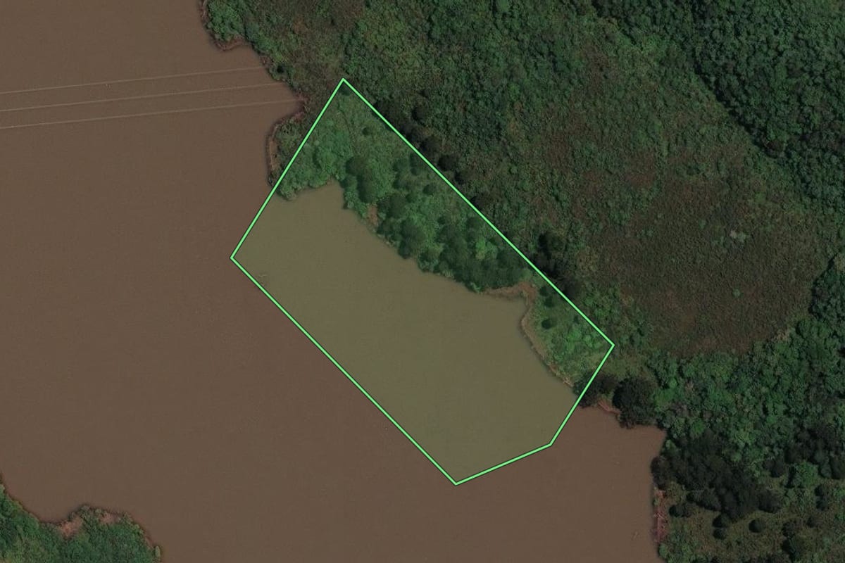 Imagem de satélite do imóvel rural em São José do Cerrito (SC), com o contorno declarado no CAR desenhado por cima.