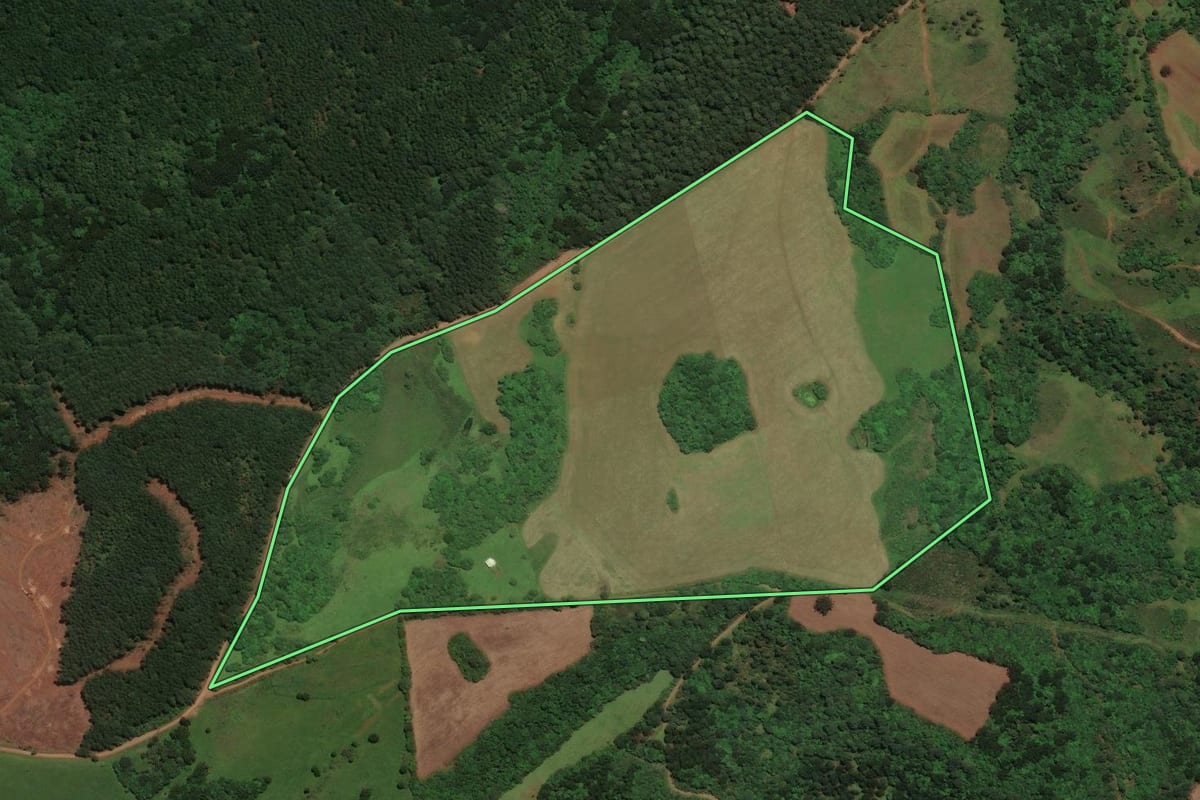 Imagem de satélite do imóvel rural em São José do Cerrito (SC), com o contorno declarado no CAR desenhado por cima.