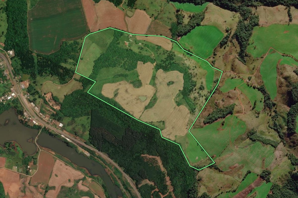 Imagem de satélite do imóvel rural em São José do Cerrito (SC), com o contorno declarado no CAR desenhado por cima.