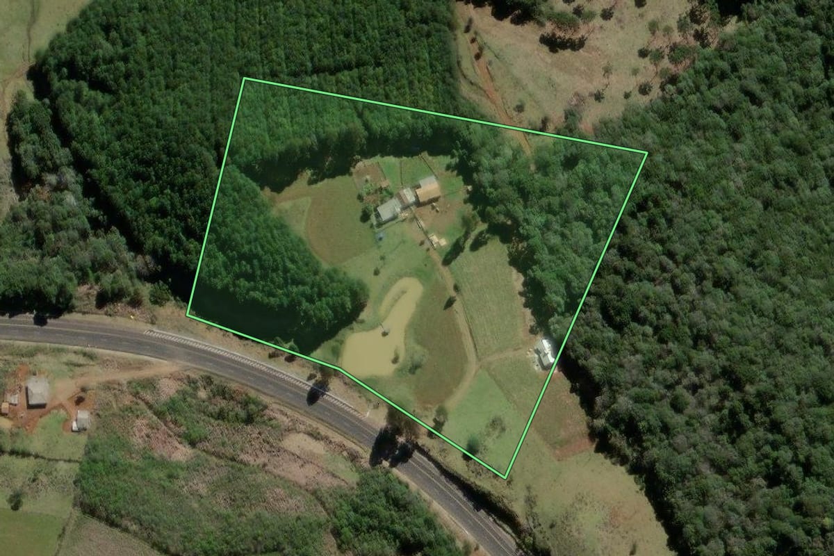 Imagem de satélite do imóvel rural em São José do Cerrito (SC), com o contorno declarado no CAR desenhado por cima.