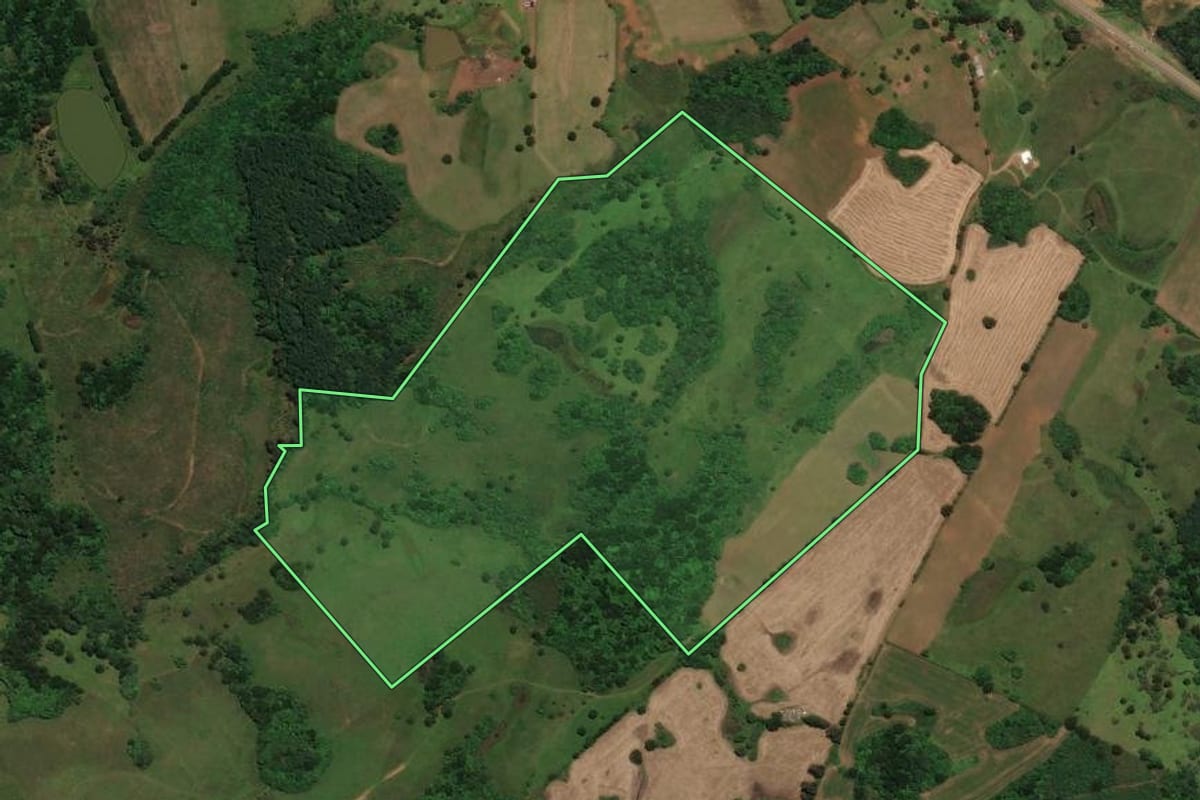 Imagem de satélite do imóvel rural em São José do Cerrito (SC), com o contorno declarado no CAR desenhado por cima.