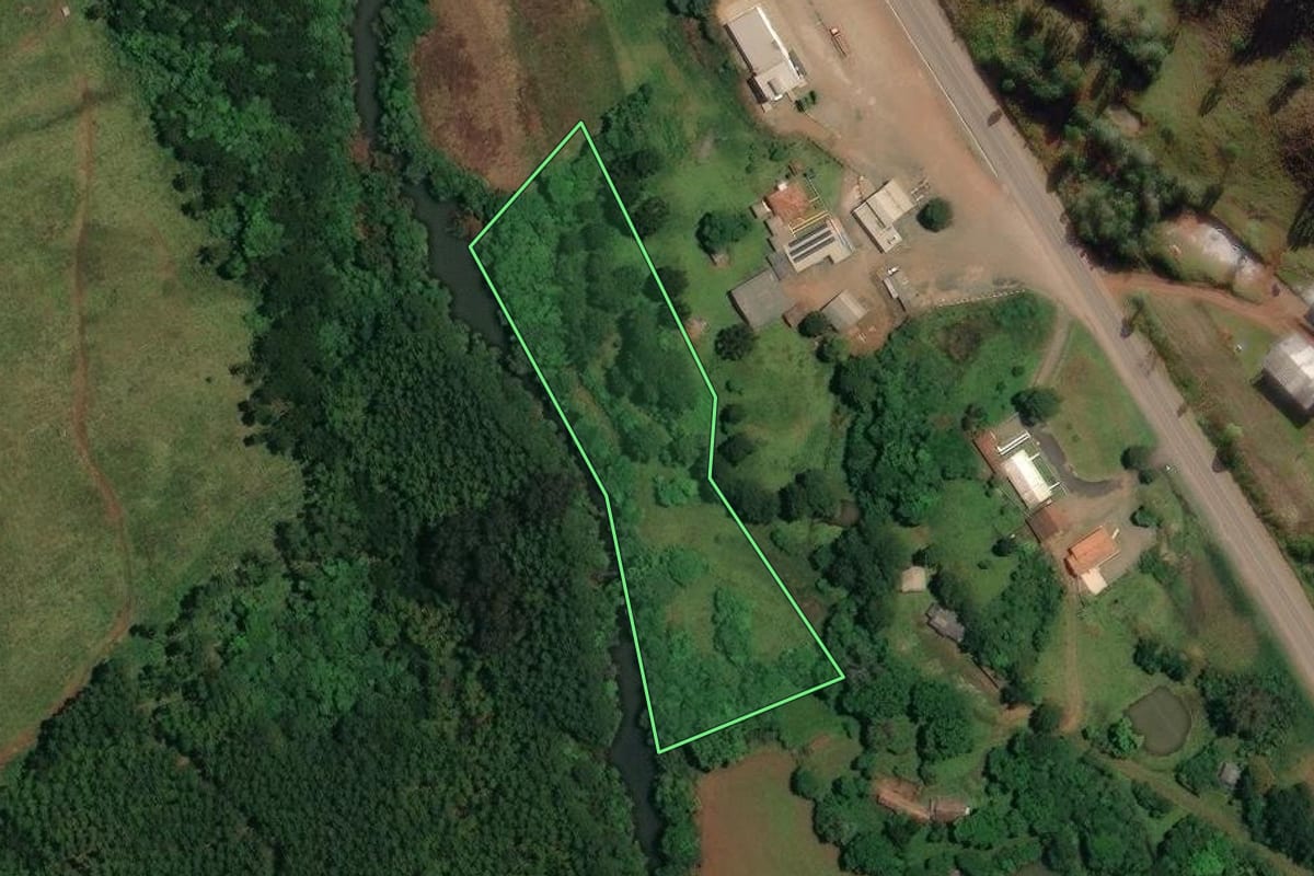 Imagem de satélite do imóvel rural em São José do Cerrito (SC), com o contorno declarado no CAR desenhado por cima.