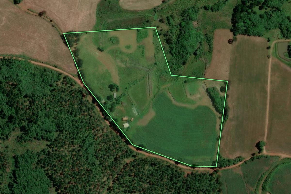 Imagem de satélite do imóvel rural em São José do Cerrito (SC), com o contorno declarado no CAR desenhado por cima.