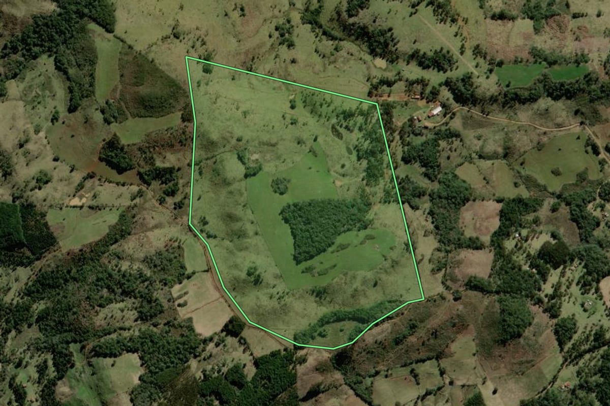 Imagem de satélite do imóvel rural em São José do Cerrito (SC), com o contorno declarado no CAR desenhado por cima.