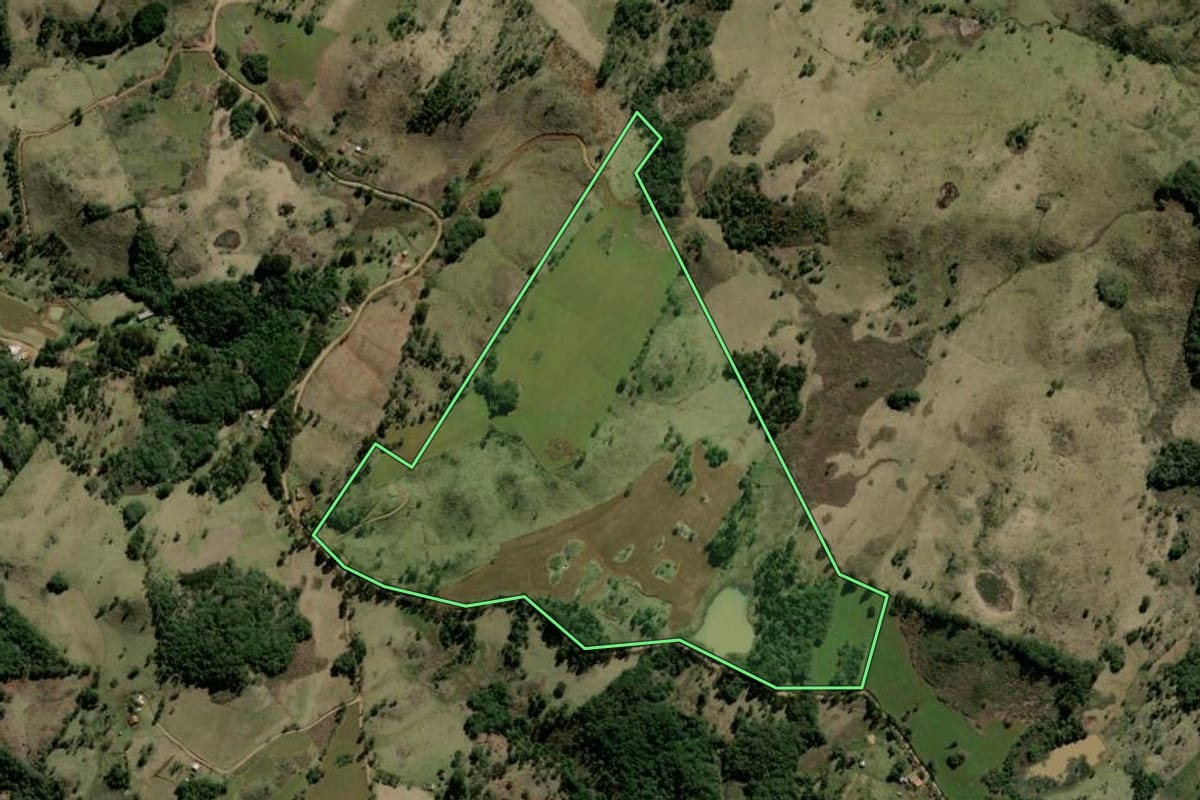 Imagem de satélite do imóvel rural em São José do Cerrito (SC), com o contorno declarado no CAR desenhado por cima.