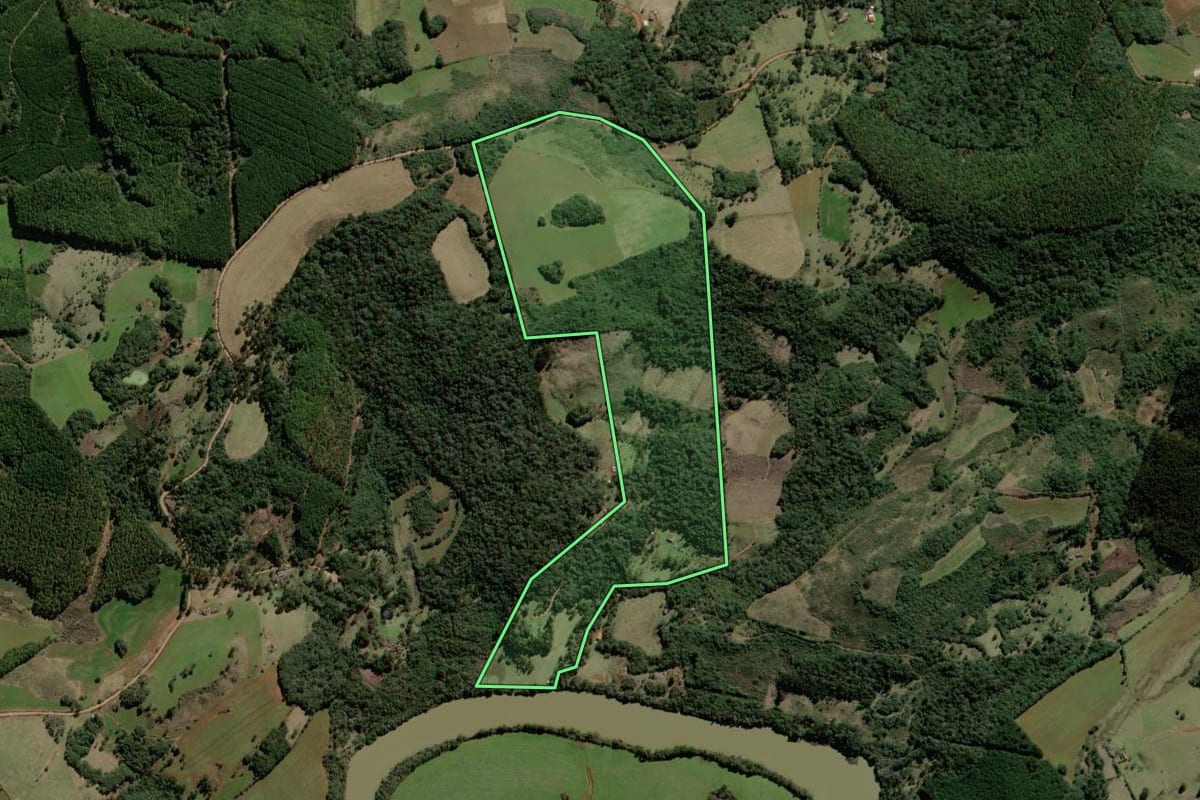 Imagem de satélite do imóvel rural em São José do Cerrito (SC), com o contorno declarado no CAR desenhado por cima.