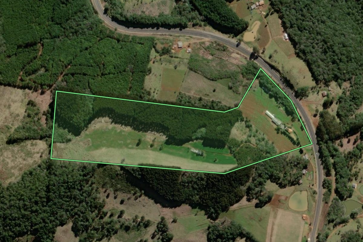 Imagem de satélite do imóvel rural em São José do Cerrito (SC), com o contorno declarado no CAR desenhado por cima.