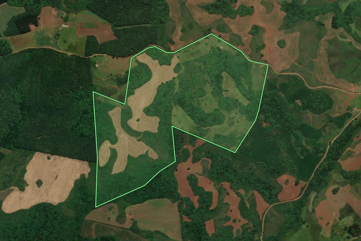 Imagem de satélite do imóvel rural em São José do Cerrito (SC), com o contorno declarado no CAR desenhado por cima.