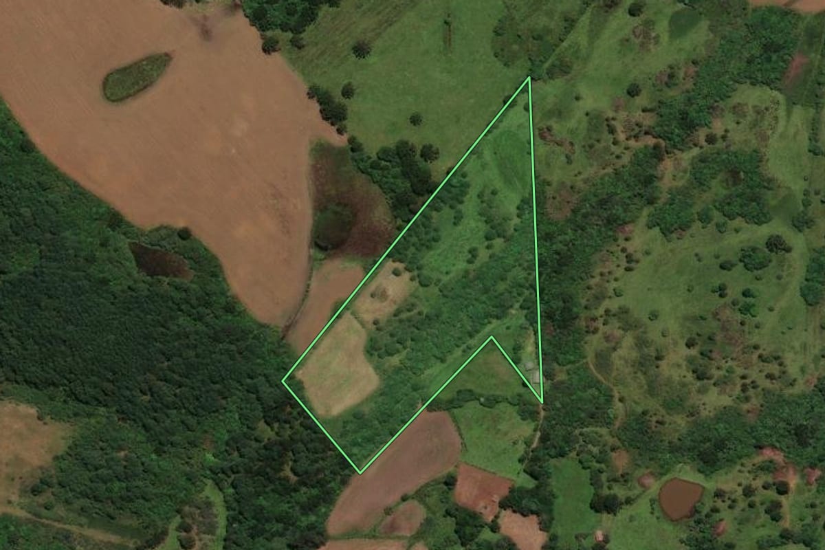 Imagem de satélite do imóvel rural em São José do Cerrito (SC), com o contorno declarado no CAR desenhado por cima.