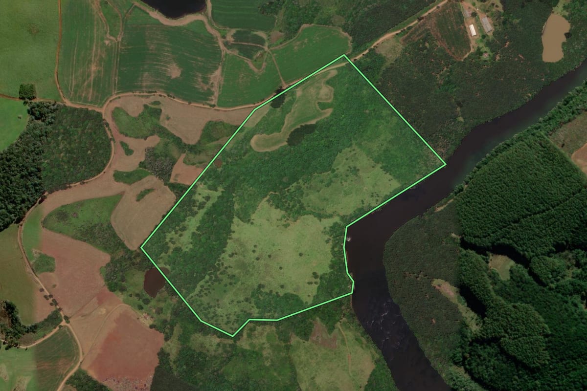 Imagem de satélite do imóvel rural em São José do Cerrito (SC), com o contorno declarado no CAR desenhado por cima.