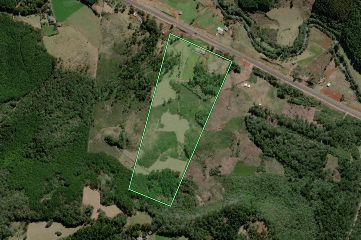 Imagem de satélite do imóvel rural em São José do Cerrito (SC), com o contorno declarado no CAR desenhado por cima.