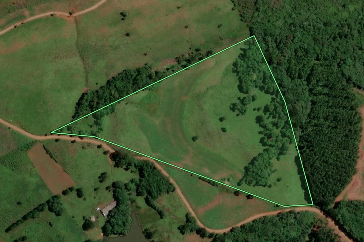 Imagem de satélite do imóvel rural em São José do Cerrito (SC), com o contorno declarado no CAR desenhado por cima.