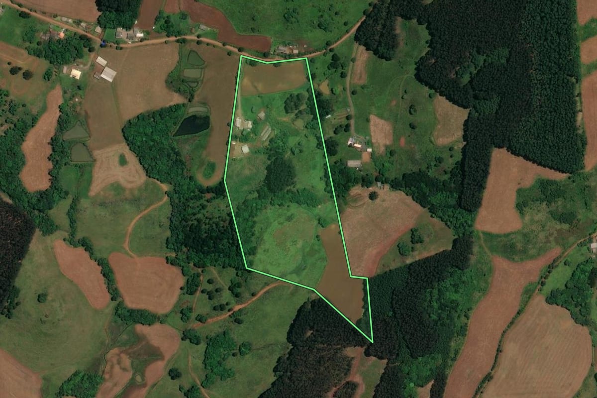 Imagem de satélite do imóvel rural em São José do Cerrito (SC), com o contorno declarado no CAR desenhado por cima.
