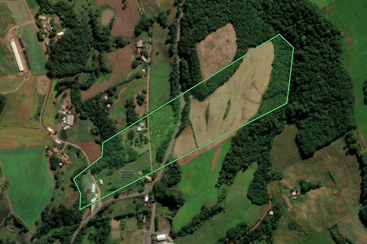 Imagem de satélite do imóvel rural em São Lourenço do Oeste (SC), com o contorno declarado no CAR desenhado por cima.