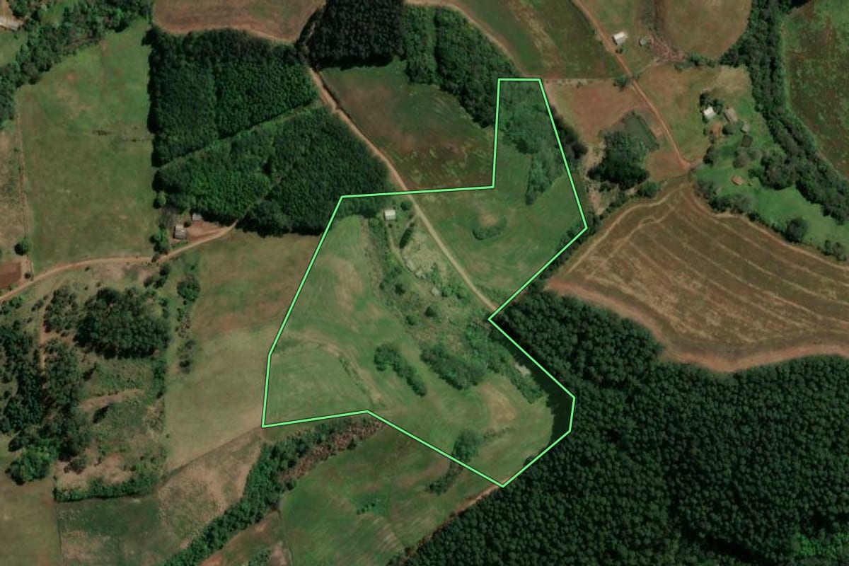 Imagem de satélite do imóvel rural em São Lourenço do Oeste (SC), com o contorno declarado no CAR desenhado por cima.