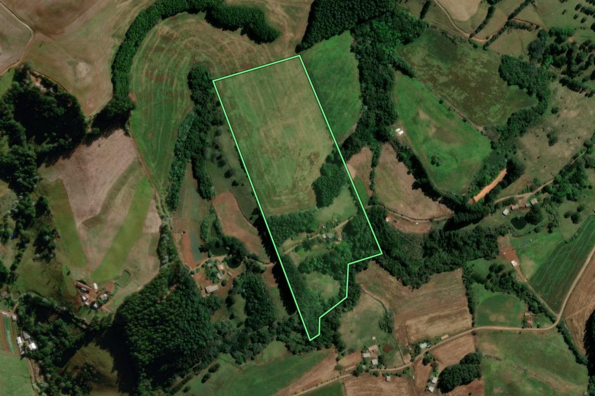 Imagem de satélite do imóvel rural em São Lourenço do Oeste (SC), com o contorno declarado no CAR desenhado por cima.