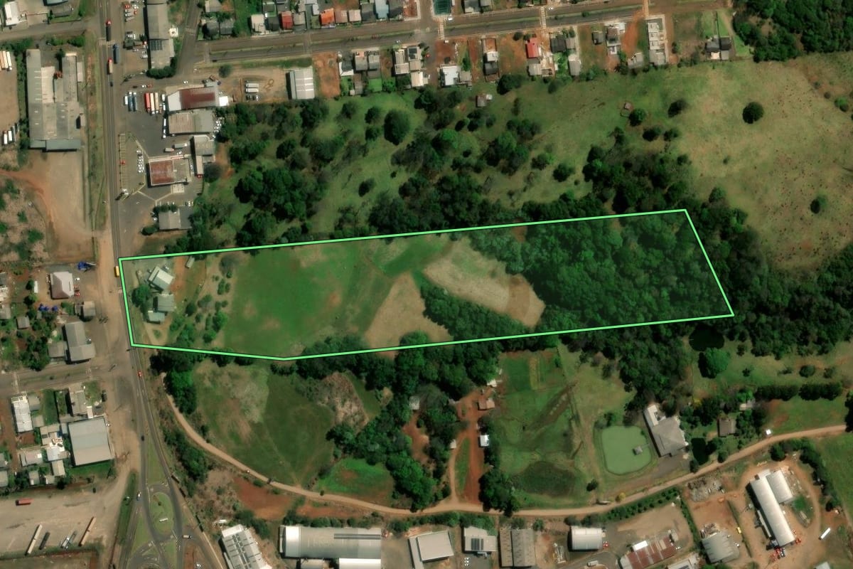 Imagem de satélite do imóvel rural em São Lourenço do Oeste (SC), com o contorno declarado no CAR desenhado por cima.