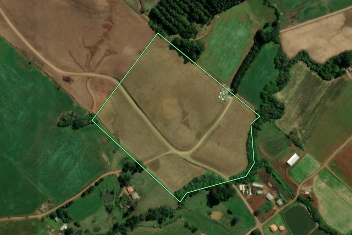 Imagem de satélite do imóvel rural em São Lourenço do Oeste (SC), com o contorno declarado no CAR desenhado por cima.