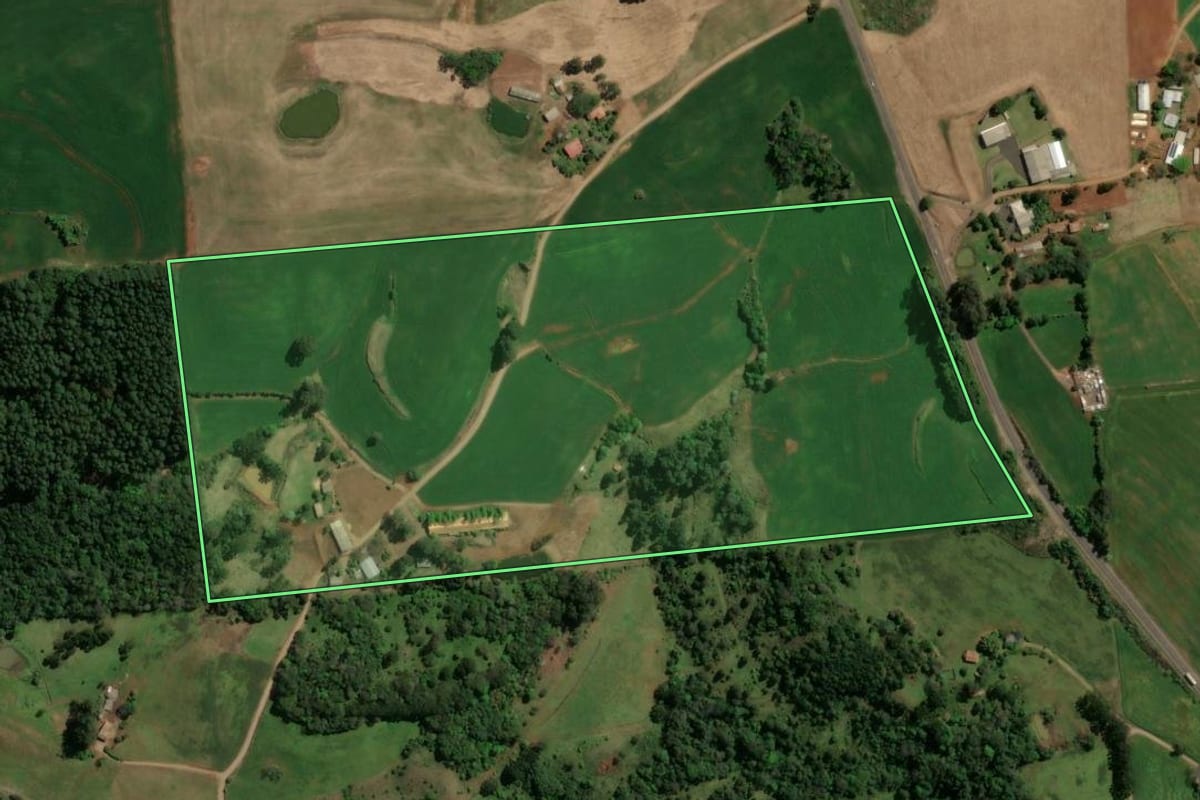 Imagem de satélite do imóvel rural em São Lourenço do Oeste (SC), com o contorno declarado no CAR desenhado por cima.