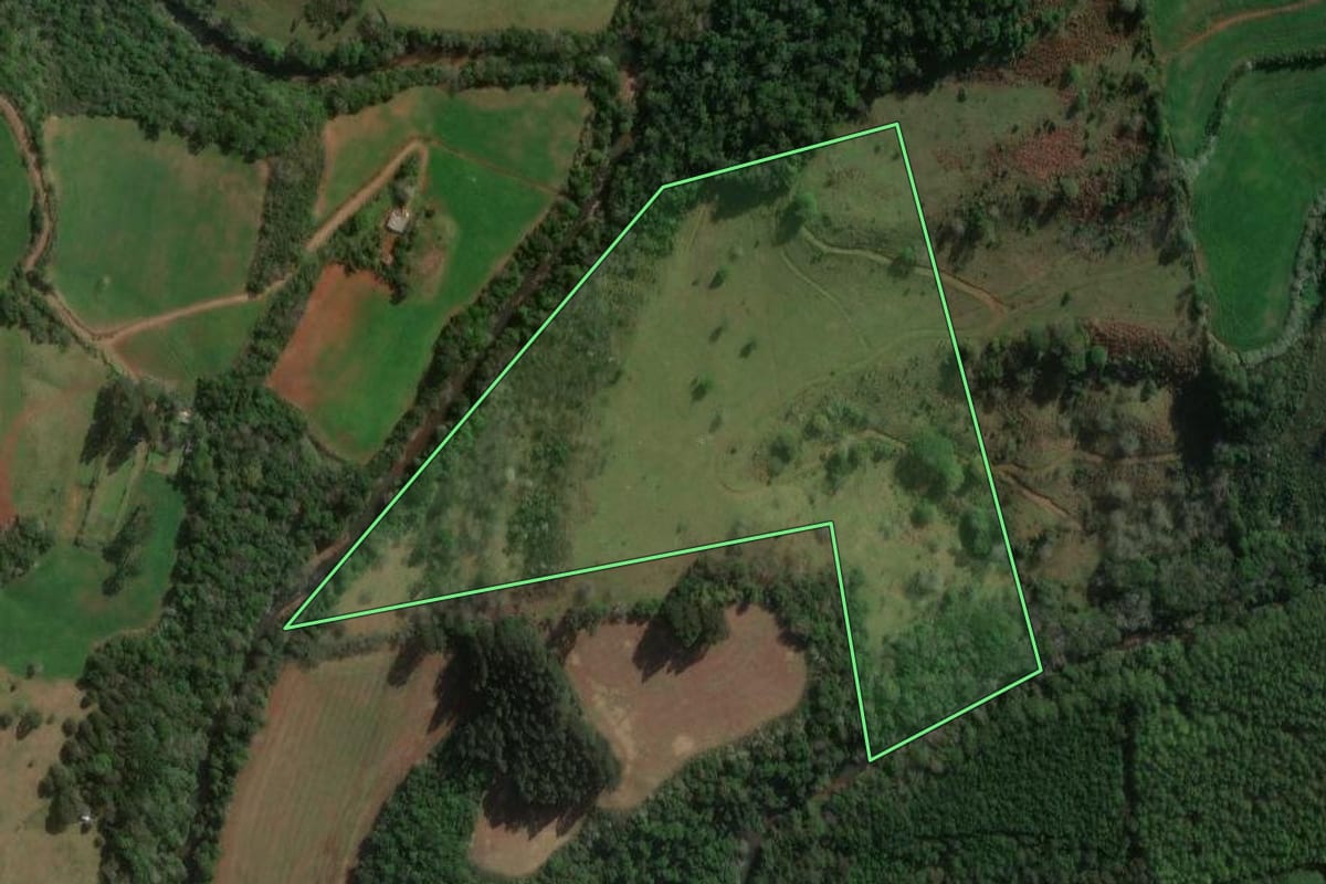 Imagem de satélite do imóvel rural em São Lourenço do Oeste (SC), com o contorno declarado no CAR desenhado por cima.