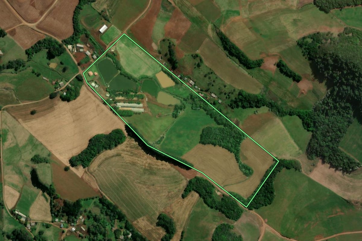 Imagem de satélite do imóvel rural em São Lourenço do Oeste (SC), com o contorno declarado no CAR desenhado por cima.