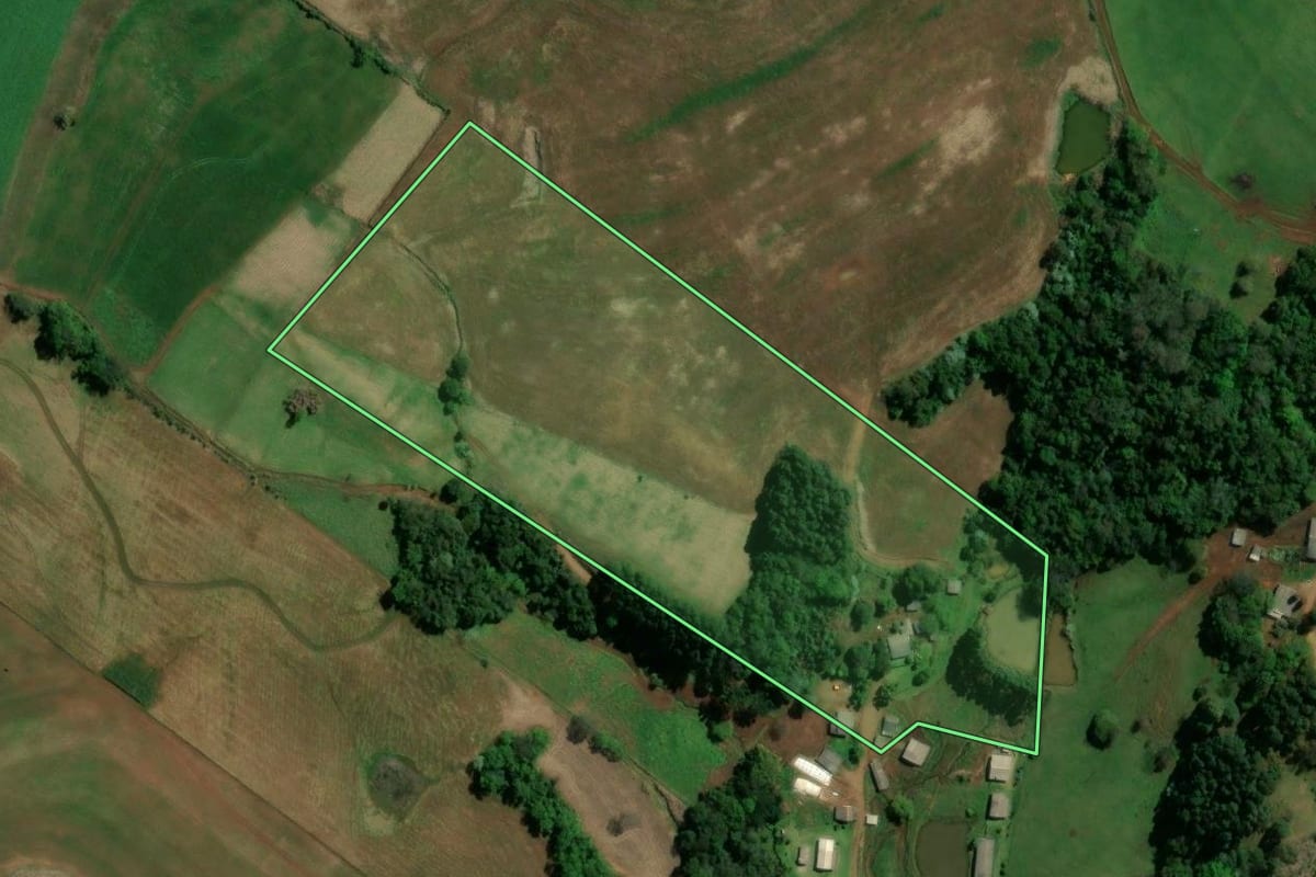 Imagem de satélite do imóvel rural em São Lourenço do Oeste (SC), com o contorno declarado no CAR desenhado por cima.