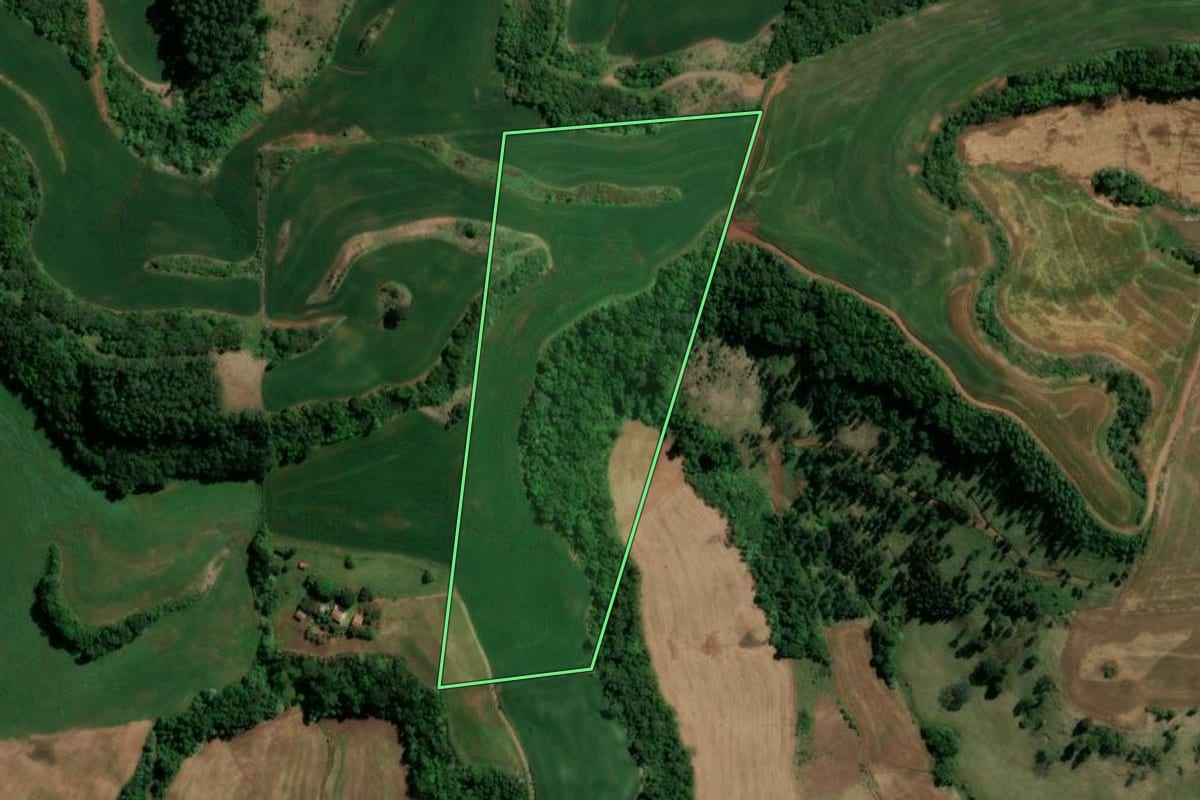 Imagem de satélite do imóvel rural em São Lourenço do Oeste (SC), com o contorno declarado no CAR desenhado por cima.