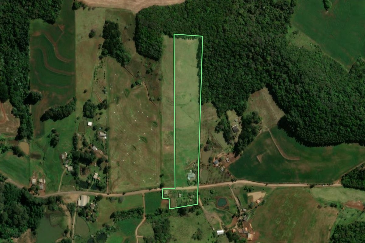 Imagem de satélite do imóvel rural em São Lourenço do Oeste (SC), com o contorno declarado no CAR desenhado por cima.