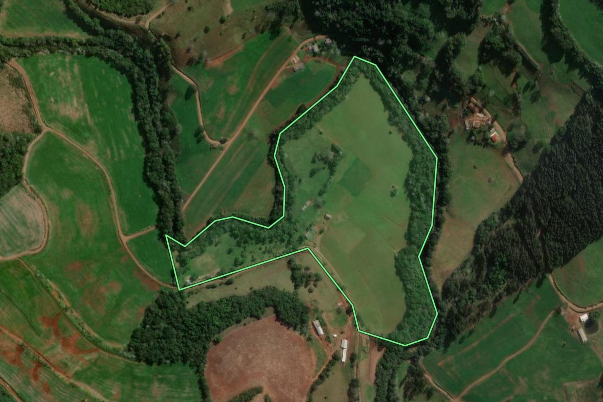 Imagem de satélite do imóvel rural em São Lourenço do Oeste (SC), com o contorno declarado no CAR desenhado por cima.