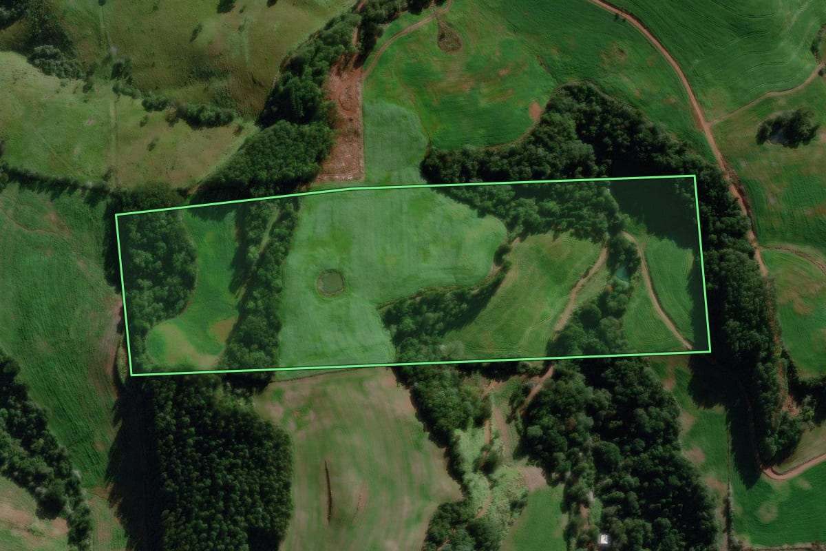 Imagem de satélite do imóvel rural em São Lourenço do Oeste (SC), com o contorno declarado no CAR desenhado por cima.