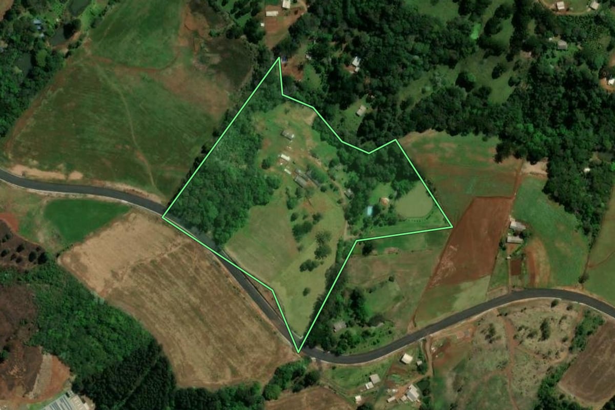 Imagem de satélite do imóvel rural em São Lourenço do Oeste (SC), com o contorno declarado no CAR desenhado por cima.