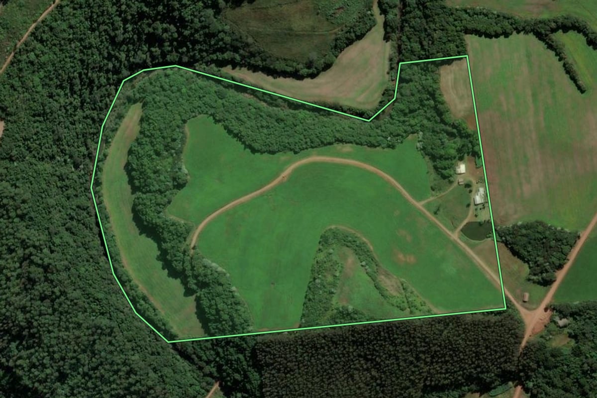 Imagem de satélite do imóvel rural em São Lourenço do Oeste (SC), com o contorno declarado no CAR desenhado por cima.