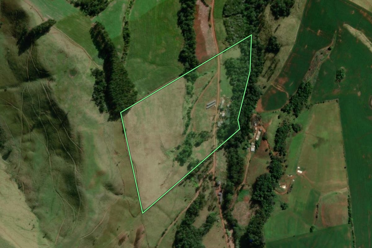 Imagem de satélite do imóvel rural em São Lourenço do Oeste (SC), com o contorno declarado no CAR desenhado por cima.