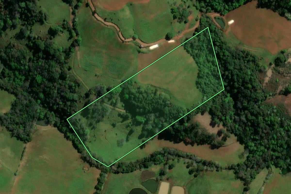 Imagem de satélite do imóvel rural em São Lourenço do Oeste (SC), com o contorno declarado no CAR desenhado por cima.