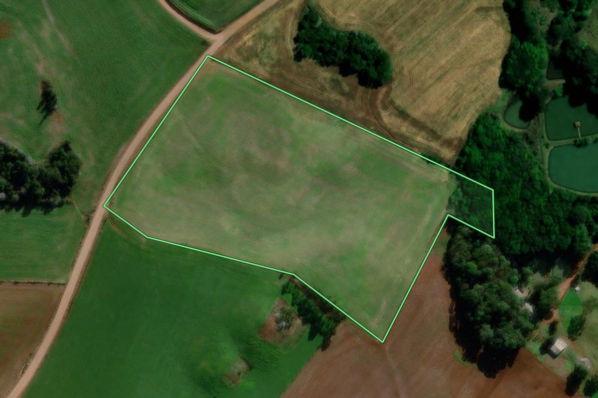 Imagem de satélite do imóvel rural em São Lourenço do Oeste (SC), com o contorno declarado no CAR desenhado por cima.