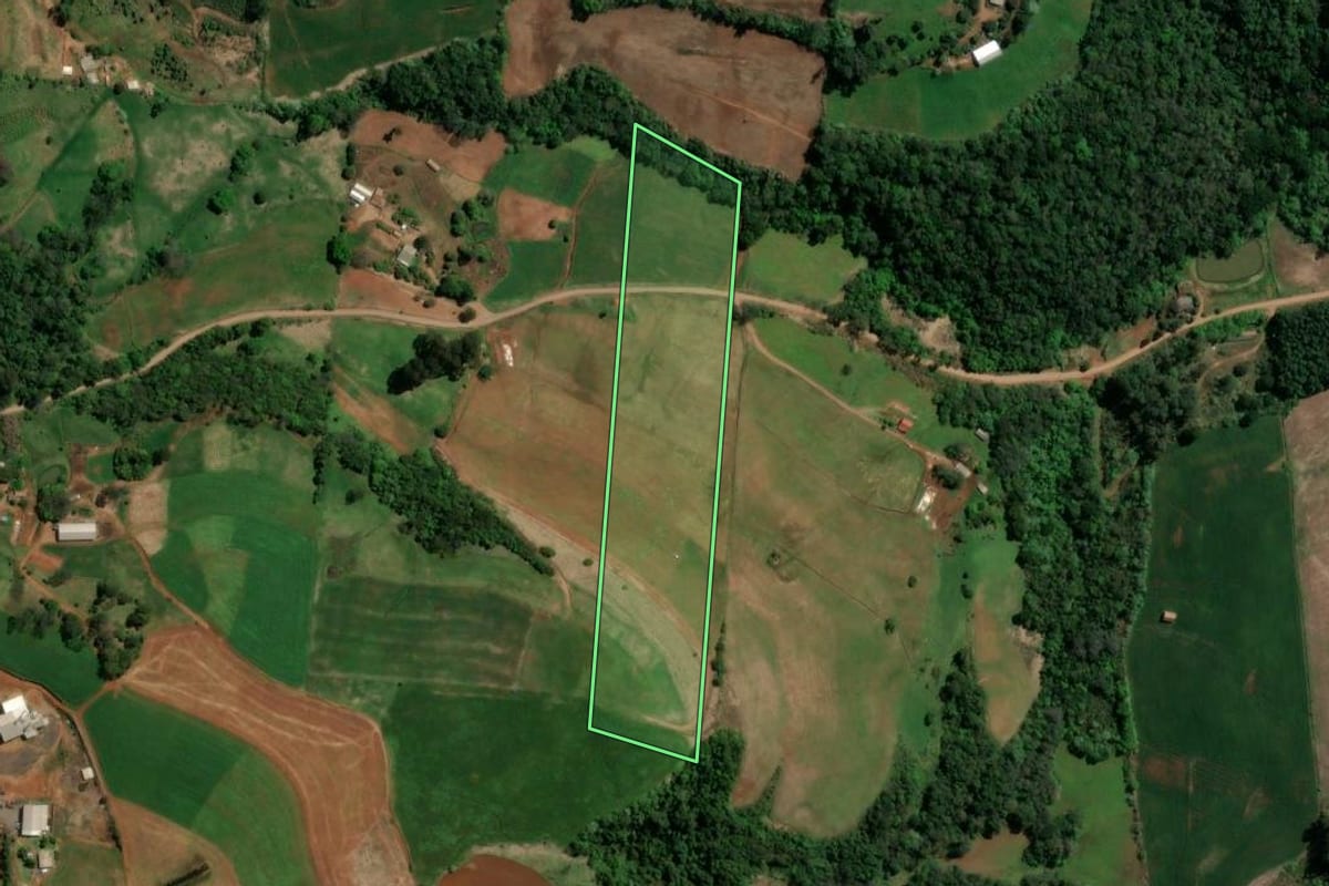 Imagem de satélite do imóvel rural em São Lourenço do Oeste (SC), com o contorno declarado no CAR desenhado por cima.