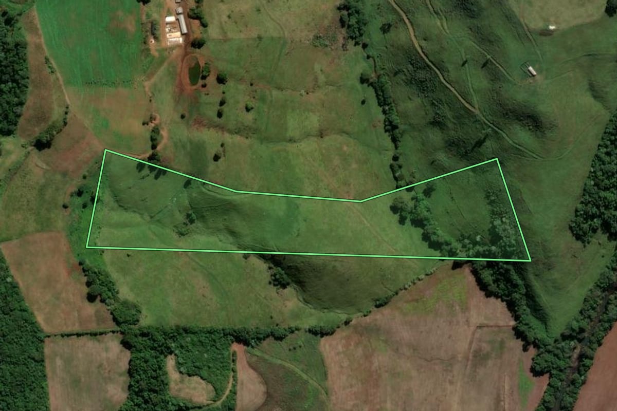 Imagem de satélite do imóvel rural em São Lourenço do Oeste (SC), com o contorno declarado no CAR desenhado por cima.