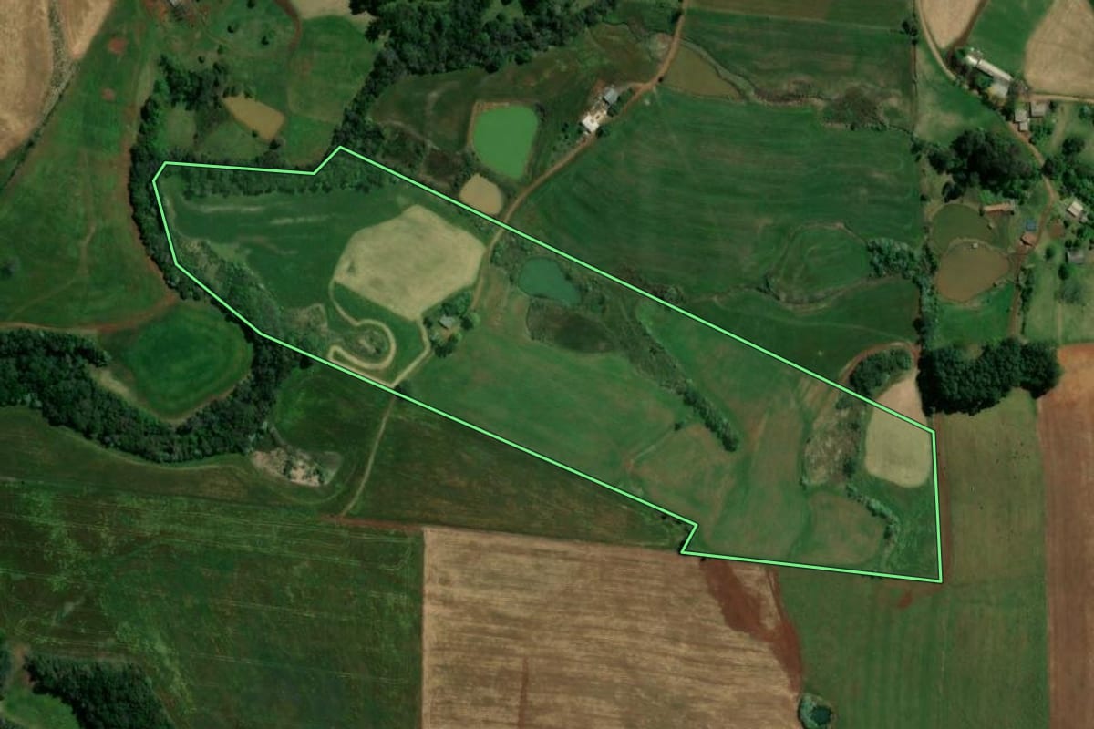 Imagem de satélite do imóvel rural em São Lourenço do Oeste (SC), com o contorno declarado no CAR desenhado por cima.