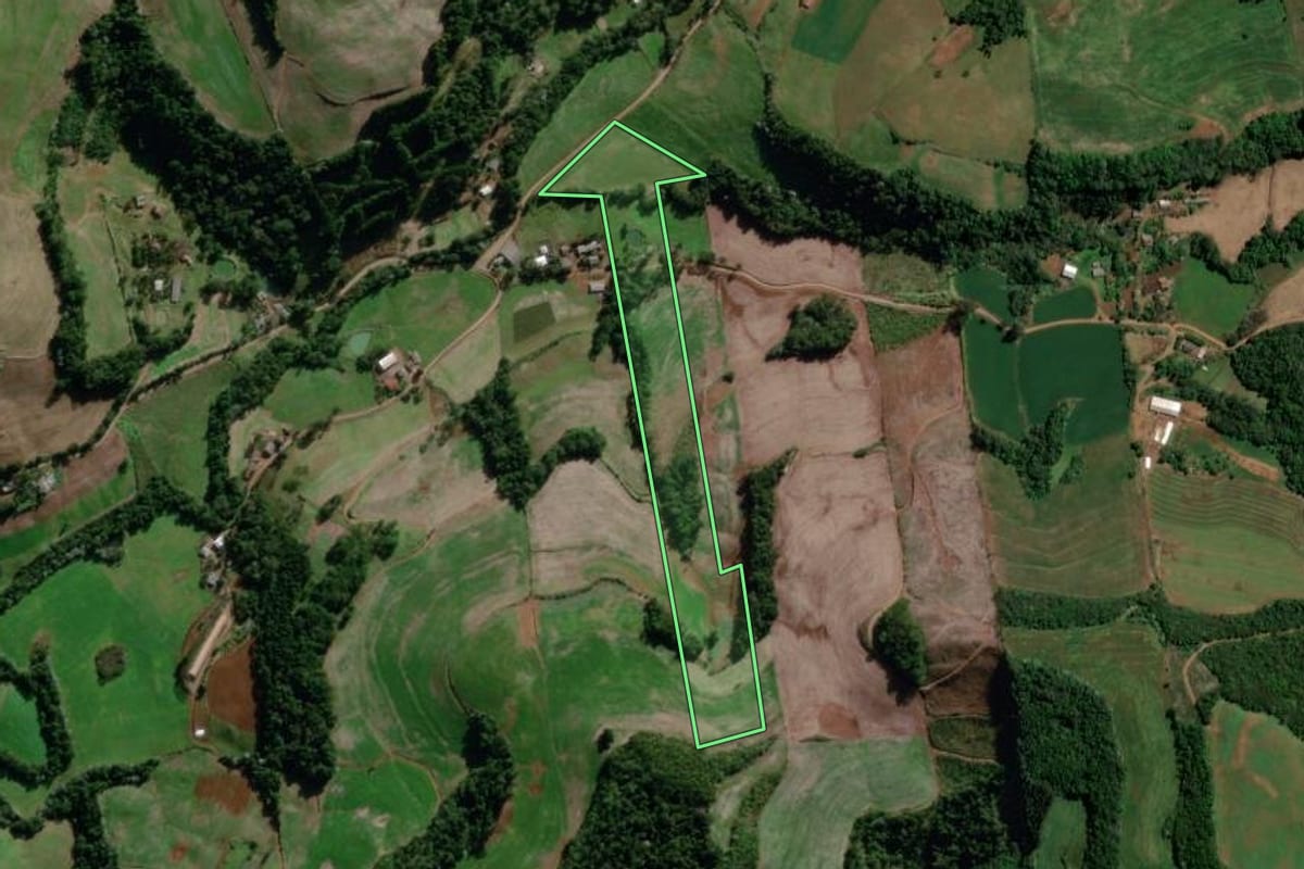 Imagem de satélite do imóvel rural em São Lourenço do Oeste (SC), com o contorno declarado no CAR desenhado por cima.