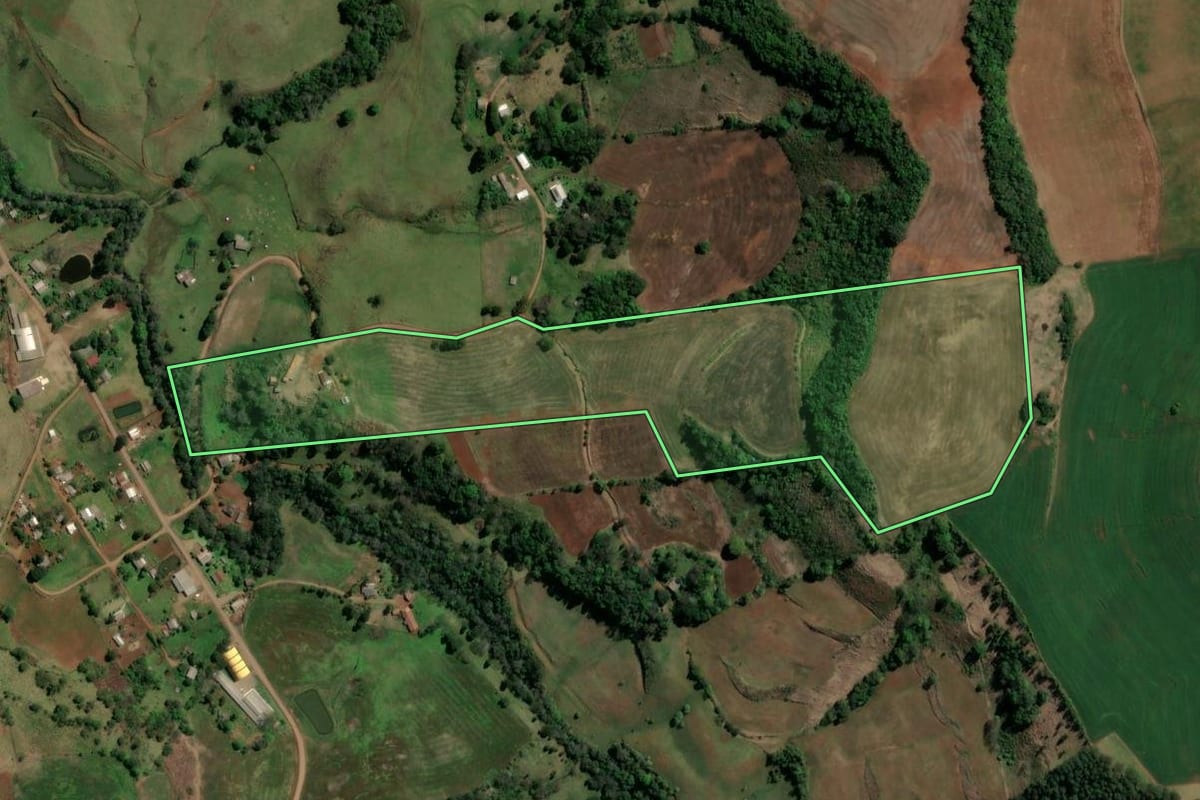 Imagem de satélite do imóvel rural em São Lourenço do Oeste (SC), com o contorno declarado no CAR desenhado por cima.