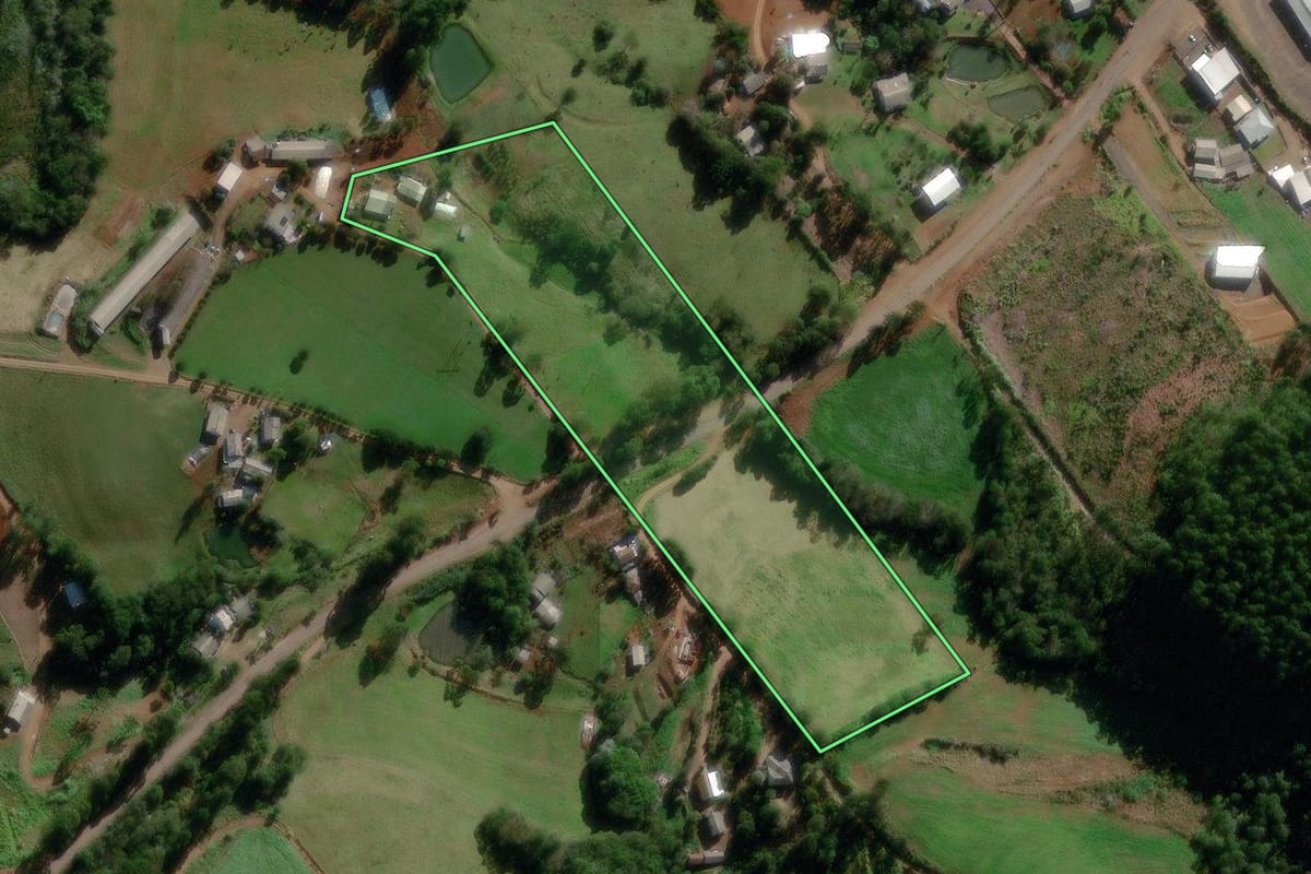 Imagem de satélite do imóvel rural em São Lourenço do Oeste (SC), com o contorno declarado no CAR desenhado por cima.