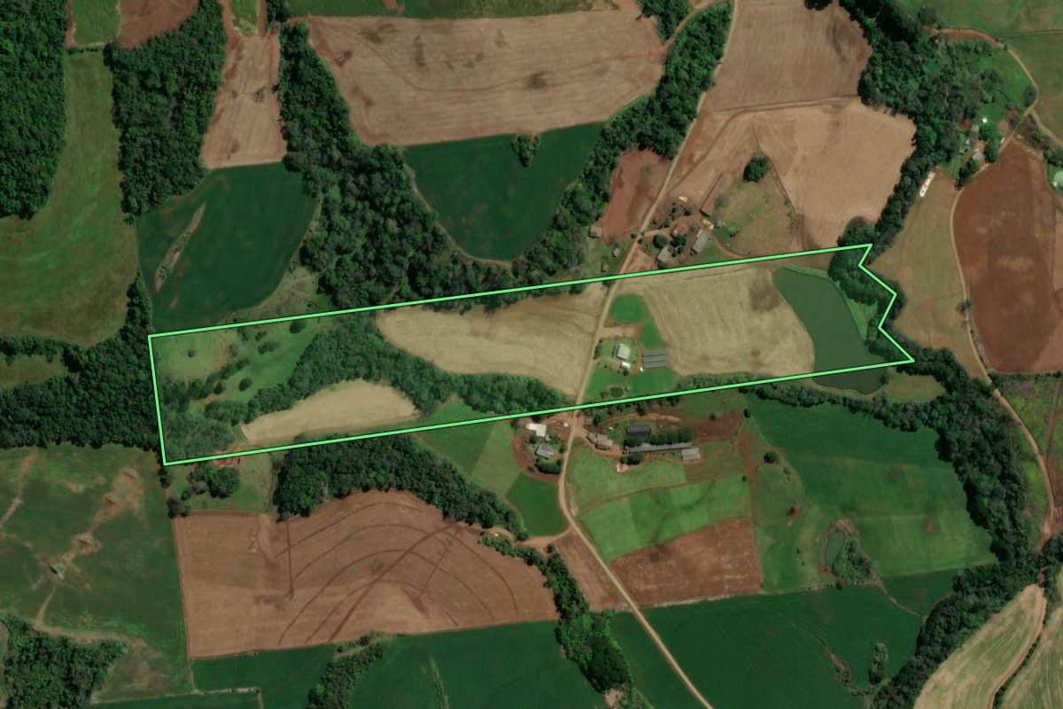 Imagem de satélite do imóvel rural em São Lourenço do Oeste (SC), com o contorno declarado no CAR desenhado por cima.