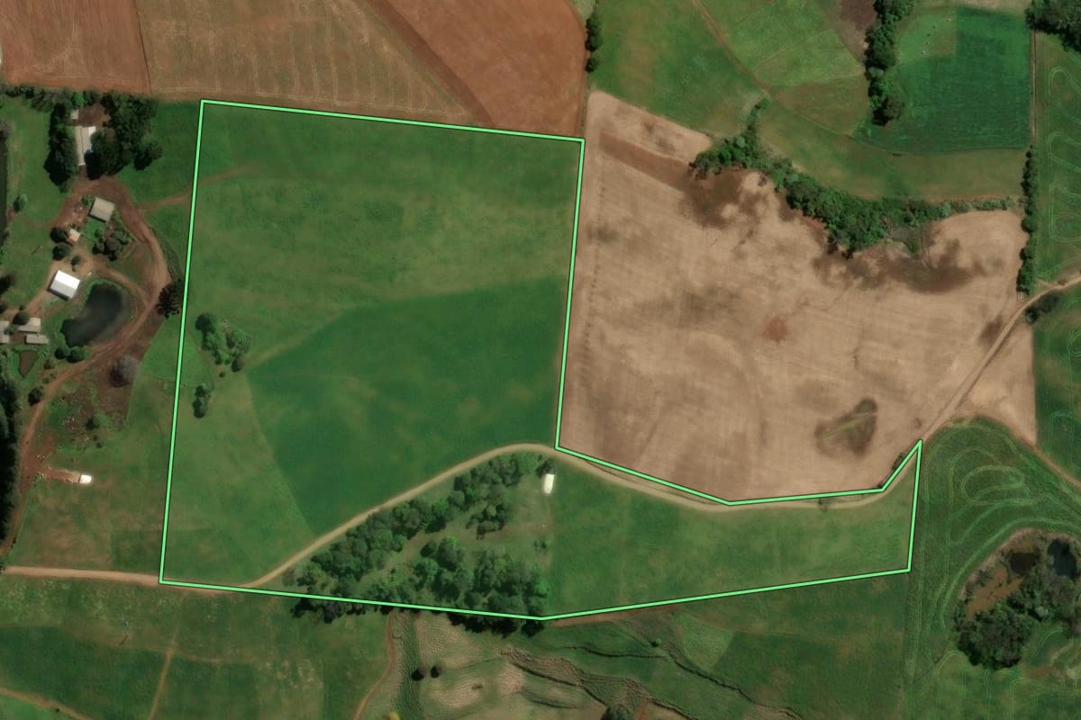 Imagem de satélite do imóvel rural em São Lourenço do Oeste (SC), com o contorno declarado no CAR desenhado por cima.