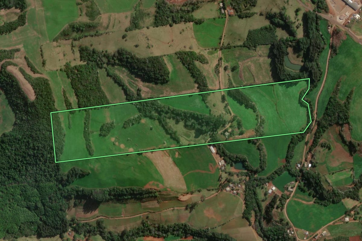 Imagem de satélite do imóvel rural em São Lourenço do Oeste (SC), com o contorno declarado no CAR desenhado por cima.